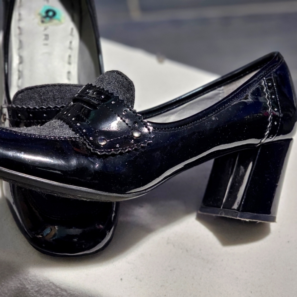 Tahari small heel loafer black patin leather and gray clothe